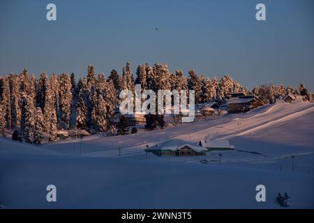 Gulmarg, Kaschmir, Indien. März 2024. Ein Blick auf Hütten an einem kalten Wintermorgen nach Schneesturm in Gulmarg, einem weltberühmten Skigebiet, etwa 55 km von Srinagar entfernt. (Credit Image: © Saqib Majeed/SOPA Images via ZUMA Press Wire) NUR REDAKTIONELLE VERWENDUNG! Nicht für kommerzielle ZWECKE! Stockfoto