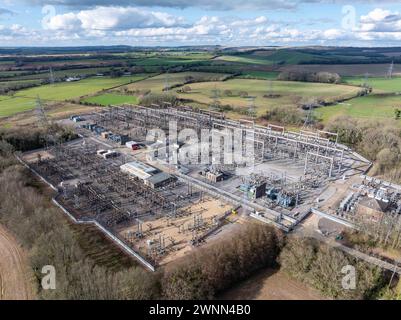 Umspannwerk in Clanfield im Süden Englands. Komplexe Anordnung von elektrischen Hochspannungsgeräten und -Drähten aus einem hohen Winkel. Stockfoto