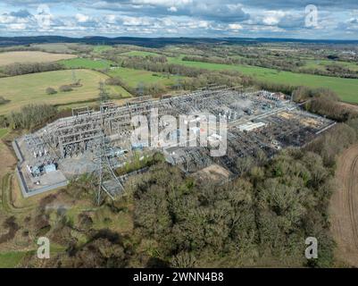 Umspannwerk in Clanfield im Süden Englands. Komplexe Anordnung von elektrischen Hochspannungsgeräten und -Drähten aus einem hohen Winkel. Stockfoto