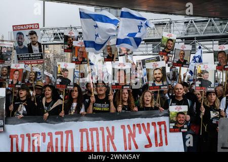 Jerusalem, Israel. März 2024. Israelische Geiselfamilien tragen die Fotos ihrer Angehörigen, die von der Hamas in Gaza als Geiseln festgehalten werden, während sie nach Jerusalem marschieren. Familien der 134 israelischen Geiseln marschieren nach Jerusalem mit den Fotos ihrer Lieben, die 148 Tage lang in Gefangenschaft der Hamas im Gazastreifen gehalten wurden. Tausende Israelis marschieren in ihren viertägigen Protesttagen vom Parteigelände Nova zu einer Zeremonie in Jerusalem, während Gespräche über einen Waffenstillstand und Geiselabkommen stattfinden. (Credit Image: © Matan Golan/SOPA Images via ZUMA Press Wire) NUR REDAKTIONELLE VERWENDUNG! Nicht für kommerzielle ZWECKE! Stockfoto