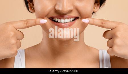 Mundpflege. Schöne Junge Indianerin, Die Auf Ihr Weißes Lächeln Zeigt Stockfoto