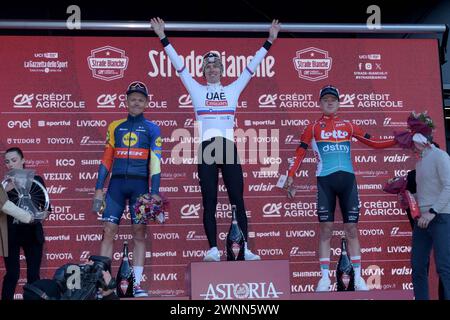 Siena, Italien. März 2024. Das Podium während Strade Bianche, Straßenradrennen in Siena, Italien, 02. März 2024 Credit: Independent Photo Agency/Alamy Live News Stockfoto