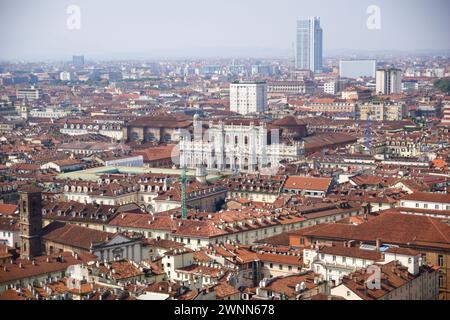 TURIN, ITALIEN - 15. SEP 2019: Panoramablick auf die Skyline von Turin von der Spitze der Mole Antonelliana Stockfoto