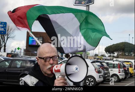 Viterbo, Italien. März 2024. Bewegungen und Aktivisten protestieren in ganz Italien gegen den israelischen Angriff auf die palästinensische Bevölkerung, die sich um Lebensmittel schlange. Die Demonstrationen konzentrieren sich auf Unternehmen, die Waffen exportieren und den Krieg finanzieren. Burger King wurde getroffen und musste am 2. März 2024 in Viterbo schließen. (Foto: Elisa Bianchini/Pacific Press/SIPA USA) Credit: SIPA USA/Alamy Live News Stockfoto