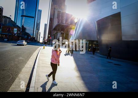 Hinter der Disney Hall im Zentrum von Los Angeles blickt die Sonne hervor. Stockfoto