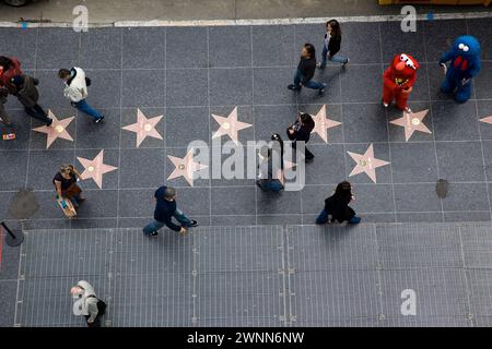 Charaktere begrüßen Touristen am Walk of Fame des Hollywood Boulevard. Stockfoto