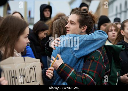 Junge Ukrainer umarmen sich an einer öffentlichen Demonstration zum zweiten Jahrestag der russischen Invasion. Kiew - 24. Februar 2024 Stockfoto