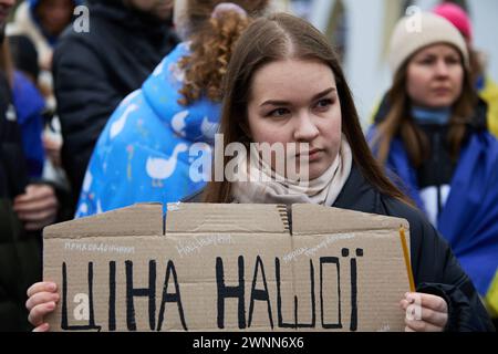 Junge ukrainische Aktivisten halten ein Banner: "Preis unserer Freiheit..." Auf einer Kundgebung auf dem Maidan-Platz zum zweiten Jahrestag der russischen Invasion. Kiew - 24. Februar 2024 Stockfoto