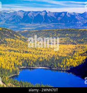 Gletscher See und Herbst Lärche in den Mission-Bergen über das Swan Valley, mit dem Schwan in der Ferne in der Nähe von Condon, montana Stockfoto