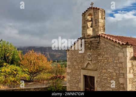 Alte griechisch-orthodoxe christliche Kirche in der Landschaft der Insel Kreta, Griechenland, an einem Novembertag mit warmem Licht. Stockfoto