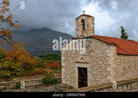 Alte griechisch-orthodoxe christliche Kirche aus Stein auf dem Land der Insel Kreta, Griechenland, an einem bewölkten Novembertag. Stockfoto