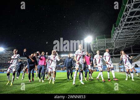 Bergamo, Italien. März 2024. Das Team von Bologna FC feiert den Sieg unter den Anhängern des Bologna FC beim Spiel Atalanta BC gegen Bologna FC, italienische Fußball Serie A in Bergamo, Italien, 03. März 2024 Credit: Independent Photo Agency/Alamy Live News Stockfoto