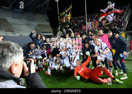 Bergamo, Italien. März 2024. Das Team von Bologna FC feiert den Sieg unter den Anhängern des Bologna FC beim Spiel Atalanta BC gegen Bologna FC, italienische Fußball Serie A in Bergamo, Italien, 03. März 2024 Credit: Independent Photo Agency/Alamy Live News Stockfoto