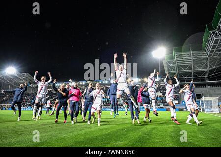 Bergamo, Italien. März 2024. Das Team von Bologna FC feiert den Sieg unter den Anhängern des Bologna FC beim Spiel Atalanta BC gegen Bologna FC, italienische Fußball Serie A in Bergamo, Italien, 03. März 2024 Credit: Independent Photo Agency/Alamy Live News Stockfoto