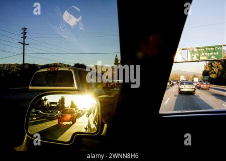LOS ANGELES, KALIFORNIEN, 23. Oktober 2006: Der Verkehr kriecht am 23. Oktober 2006 auf dem Ventura Freeway in Los Angeles entlang. Foto: Todd Bigelow/Aurora. Stockfoto