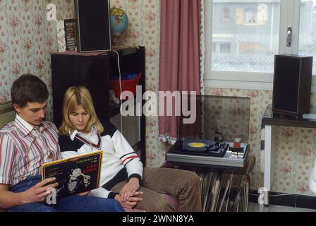 Teenager, die Musik hören, LPs auf alten Vinyl-Plattenspielern, Liebespaare im Schlafzimmer Stockfoto