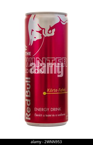 Dose des ungarischen Energy Drinks Red Bulle Special Winter Edition Birne Zimt auf weißem Hintergrund Stockfoto