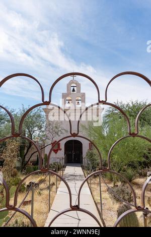 Sie blicken durch das Tor zur Mortuary Shrine Chapel und dem Glockenturm der Mission San Xavier in Tucson, Arizona, die in den späten 1700er Jahren erbaut wurde Stockfoto
