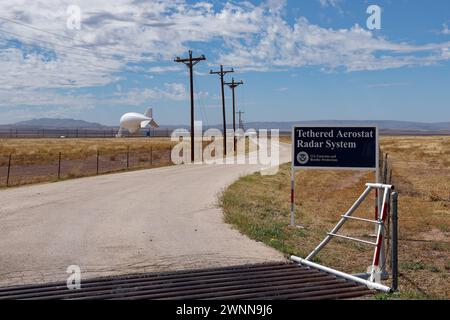 Marfa, TX - 13. Oktober 2021: Das kabelgebundene Aerostat-Radar-System hilft dem US-Grenzschutz, kleine Flugzeuge zu erkennen, die aus dem Sout in das Land eindringen Stockfoto