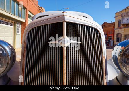 Lowell, Arizona - 10. Oktober 2021: Das Chevrolet-Abzeichen an der Vorderseite eines antiken Automobils in der Erie Street in der historischen Geisterstadt. Stockfoto