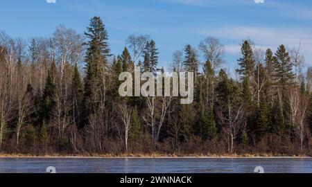 Loretta Lake an einem schönen Februartag im Norden von Wisconsin. Stockfoto