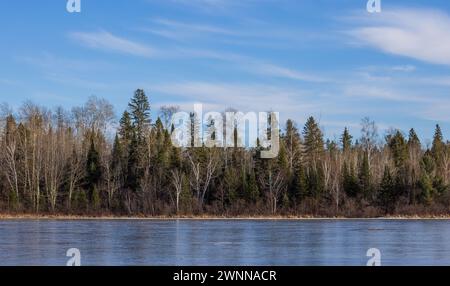 Loretta Lake an einem schönen Februartag im Norden von Wisconsin. Stockfoto