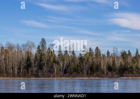 Loretta Lake an einem schönen Februartag im Norden von Wisconsin. Stockfoto