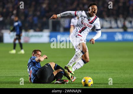 Bergamo, Italien, 3. März 2024. , A88, kämpft um den Ball mit Dan Ndoye (Bologna FC) während des Serie A Fußballspiels zwischen Atalanta und Bologna im Gewiss-Stadion am 3. März 2024 in Bergamo, Italien. Quelle: Stefano Nicoli/Speed Media/Alamy Live News Stockfoto