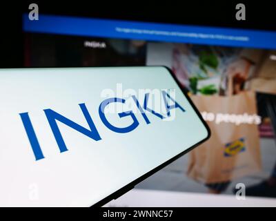 Handy mit Logo der niederländischen Firma INGKA Holding B.V. vor der Business-Website. Fokussieren Sie sich auf die linke Mitte des Telefondisplays. Stockfoto