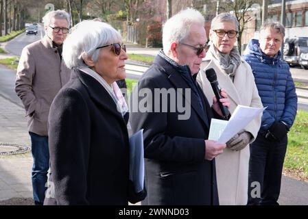 Stolpersteinverlegung für Familie ganz Aachen, 01.03.2024: Stolpersteinverlegung an der Eupenerstr. 249. Charles Antosiewicz im Bild mit seiner Frau Evelyn war mit seiner Schweizer Familie angereist. Sein Großvater Otto ganz 1879-1944, seine Tante Erika ganz 1911-1943 und seine Urgroßmutter Regine Grüneberg 1858-1942 hatten hier gelebt. Sie wurden deportiert und ermordet. Innerhalb der Aktion Stolpersteine des Künstlers Gunter Demnig wurden vom Gedenkbuch-Projekt für die Opfer der Shoah aus Aachen e.V. drei Stolpersteine in Anwesenheit der Oberbürgermeisterin Sibylle Keupen R. verlegt. Aachen Stockfoto