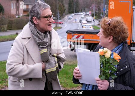 Stolpersteinverlegung für Familie ganz Aachen, 01.03.2024: Ob Sibylle Keupen li. mit Bettina Offergeld vom Gedenkbuchprojekt. Stolpersteinverlegung an der Eupenerstr. 249. Charles Antosiewicz war mit seiner Schweizer Familie angereist. Sein Großvater Otto ganz 1879-1944, seine Tante Erika ganz 1911-1943 und seine Urgroßmutter Regine Grüneberg 1858-1942 hatten hier gelebt. Sie wurden deportiert und ermordet. Innerhalb der Aktion Stolpersteine des Künstlers Gunter Demnig wurden vom Gedenkbuch-Projekt für die Opfer der Shoah aus Aachen e.V. drei Stolpersteine in Anwesenheit der Oberbürgermeisteri Stockfoto