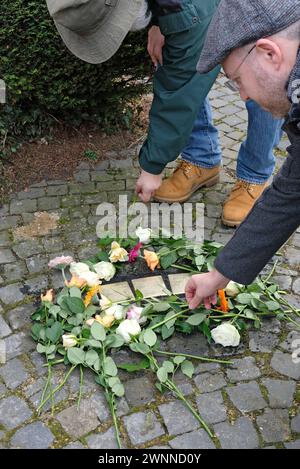 Stolpersteinverlegung für Familie ganz Aachen, 01.03.2024: Michel Jedwabny R., Rabbiner der jüdischen Gemeinde Aachen, legt Blumen an den Stolpersteinen ab. Stolpersteinverlegung an der Eupenerstr. 249. Charles Antosiewicz war mit seiner Schweizer Familie angereist. Sein Großvater Otto ganz 1879-1944, seine Tante Erika ganz 1911-1943 und seine Urgroßmutter Regine Grüneberg 1858-1942 hatten hier gelebt. Sie wurden deportiert und ermordet. Innerhalb der Aktion Stolpersteine des Künstlers Gunter Demnig wurden vom Gedenkbuch-Projekt für die Opfer der Shoah aus Aachen e.V. drei Stolpersteine in Anw Stockfoto