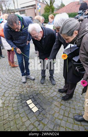 Stolpersteinverlegung für Familie ganz Aachen, 01.03.2024: Stolpersteinverlegung an der Eupenerstr. 249. Charles Antosiewicz war mit seiner Schweizer Familie angereist. Sein Großvater Otto ganz 1879-1944, seine Tante Erika ganz 1911-1943 und seine Urgroßmutter Regine Grüneberg 1858-1942 hatten hier gelebt. Sie wurden deportiert und ermordet. Innerhalb der Aktion Stolpersteine des Künstlers Gunter Demnig wurden vom Gedenkbuch-Projekt für die Opfer der Shoah aus Aachen e.V. drei Stolpersteine in Anwesenheit der Oberbürgermeisterin Sibylle Keupen verlegt. Aachen Eupenerstraße NRW Deutschland *** Stockfoto