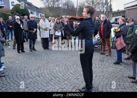 Stolpersteinverlegung für Familie ganz Aachen, 01.03.2024: Der junge Geiger Till Stümke, Schüler der Viktoriaschule spielt das Stück jüdisches Lied von Ernst Bloch. Stolpersteinverlegung an der Eupenerstr. 249. Charles Antosiewicz im Bild war mit seiner Schweizer Familie angereist. Sein Großvater Otto ganz 1879-1944, seine Tante Erika ganz 1911-1943 und seine Urgroßmutter Regine Grüneberg 1858-1942 hatten hier gelebt. Sie wurden deportiert und ermordet. Innerhalb der Aktion Stolpersteine des Künstlers Gunter Demnig wurden vom Gedenkbuch-Projekt für die Opfer der Shoah aus Aachen e.V. drei Stolper Stockfoto