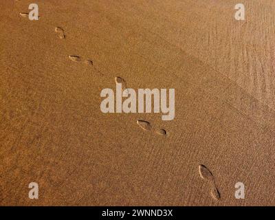 Die Abbildung zeigt die Standflächen auf einer sandigen Oberfläche, die einen Pfad anzeigt. Stockfoto