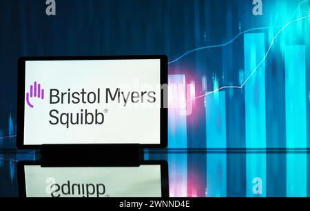 In dieser Fotoabbildung ist das Logo der Firma Bristol-Myers Squibb auf einem Tablet zu sehen. Stockfoto