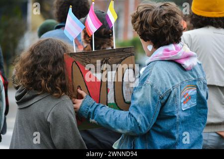 Zwei Menschen mit einem Schild, das gegen die Gewalt in Gaza protestiert. Stockfoto