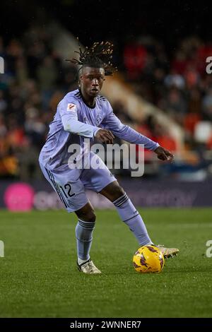 VALENCIA, SPANIEN - 2. MÄRZ: Eduardo Camavinga Central Midfield von Real Madrid spielt mit dem Ball während des LaLiga EA Sports Matches zwischen Valencia CF und Real Madrid im Mestalla Stadion am 2. März 2024 in Valencia. (Foto Von Jose Torres/Photo Players Images) Credit: Francisco Macia/Alamy Live News Stockfoto