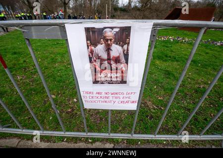 Den Haag, Niederlande. März 2024. Ein Plakat, das an einem Polizeizaun während der Demonstration „HÄNDE WEG VON RAFAH“ in den Haag angebracht wurde. Eine kleine, aber sehr lautstarke Demonstration kam abrupt und begann, gegenüber der israelischen Botschaft in den Haag heute Nachmittag, um einen Waffenstillstand in Palästina zu fordern. (Foto: Charles M. Vella/SOPA Images/SIPA USA) Credit: SIPA USA/Alamy Live News Stockfoto