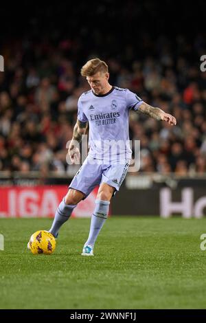 VALENCIA, SPANIEN - 2. MÄRZ: Toni Kroos Central Midfield von Real Madrid spielt den Ball während des LaLiga EA Sports Matches zwischen Valencia CF und Real Madrid im Mestalla Stadion am 2. März 2024 in Valencia. (Foto Von Jose Torres/Photo Players Images) Credit: Francisco Macia/Alamy Live News Stockfoto