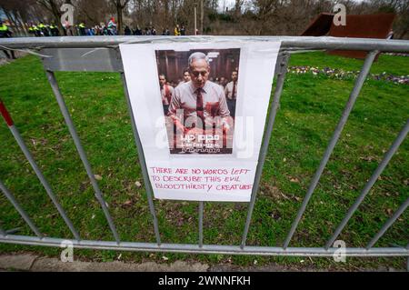 Den Haag, Niederlande. März 2024. Ein Plakat, das an einem Polizeizaun während der Demonstration „˜HÄNDE WEG RAFAH“ in den Haag angebracht wurde. Eine kleine, aber sehr lautstarke Demonstration kam abrupt und begann, gegenüber der israelischen Botschaft in den Haag heute Nachmittag, um einen Waffenstillstand in Palästina zu fordern. (Credit Image: © Charles M. Vella/SOPA images via ZUMA Press Wire) NUR REDAKTIONELLE VERWENDUNG! Nicht für kommerzielle ZWECKE! Stockfoto