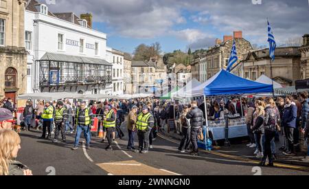 Am 3. März 2024 wurden auf dem Fußgängermarkt zahlreiche Käufer mit Stewards in Hochsichtjacken auf dem Frome Independent Sunday Market, Somerset, Großbritannien, verkauft Stockfoto