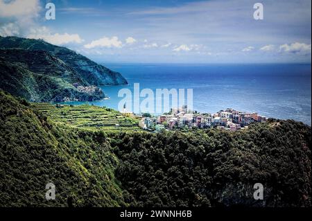 Das Dorf Corniglia liegt auf den Klippen mit Blick auf das Mittelmeer und Manarola im Hintergrund an der Küste Italiens. Stockfoto