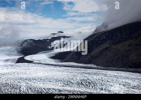 Der Skaftafellsjökull ist ein Gletscher neben dem Skaftafell-Berg im Vatnajokll-Nationalpark in Island. Stockfoto