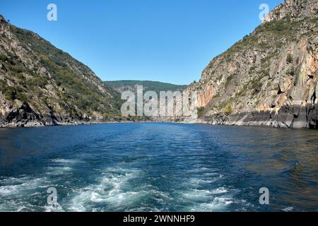 Segeln auf dem Sil zwischen seinen Canyons und Beobachten der Terrassen der heldenhaften Ernte in Sober, Lugo, Spanien Stockfoto