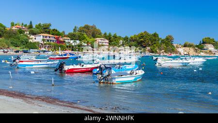 Zakynthos, Griechenland - 17. August 2016: Motorboote legen an einem sonnigen Tag in der Bucht von Laganas an Stockfoto