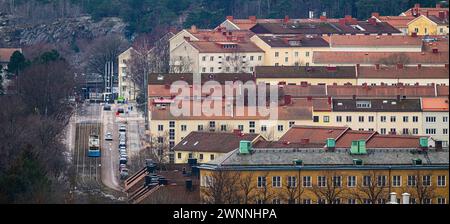 Göteborg, Schweden - 24. Februar 2024: Mehrfamilienhäuser und Straßenbahnen in Sandarna Stockfoto