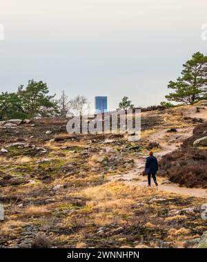 Göteborg, Schweden - 25. Februar 2024: Hoher Wolkenkratzer hinter einem Hügel sichtbar Stockfoto