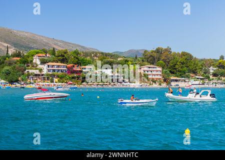 Zakynthos, Griechenland - 17. August 2016: Motorboote mit Touristen fahren in der Bucht vor dem Strand von Laganas Stockfoto