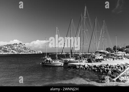 Zakynthos, Griechenland - 20. August 2016: Segelyachten und Sportboote liegen in Agios Nikolaos, einer schwarz-weißen Küstenlandschaft Stockfoto